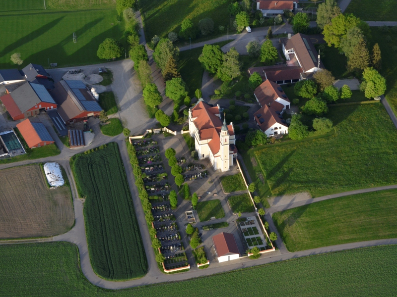 Luftbild, in der Mitte ist die Kirche in Sießen zu sehen, davor der Friedhof, rechtsd avon die Schule und der Kindergarten mit der Ortsverwaltung