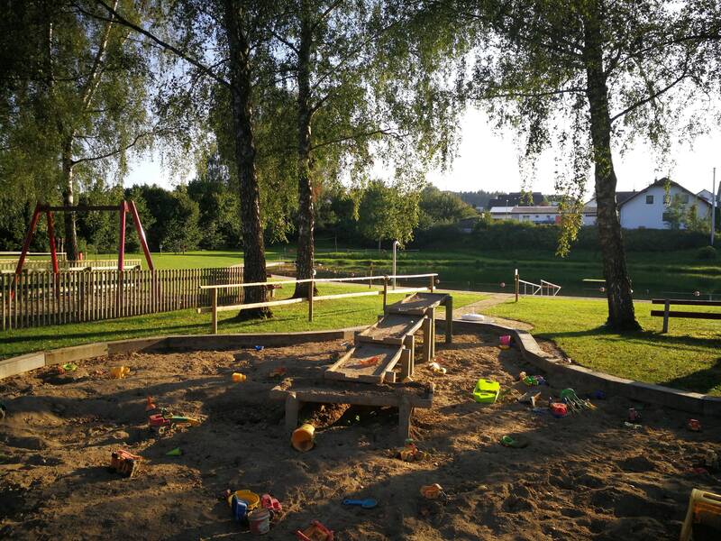 Sandkasten unter Birken im Naturfreibad 