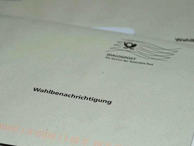 Das Bild zeigt mehrere Briefumschläge mit der Aufschrift "Wahlbenachrichtigung".