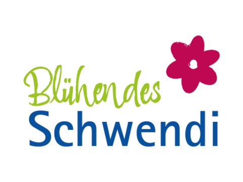 Logo "Blühendes Schwendi" mit grüner und blauer Schrift. Oben rechts neben "Blühendes" ist eine rosarote Blume. 