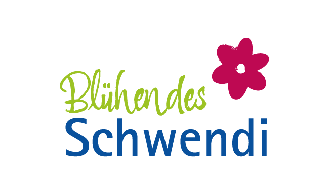 Logo "Blühendes Schwendi" mit grüner und blauer Schrift. Oben rechts neben "Blühendes" ist eine rosarote Blume. 