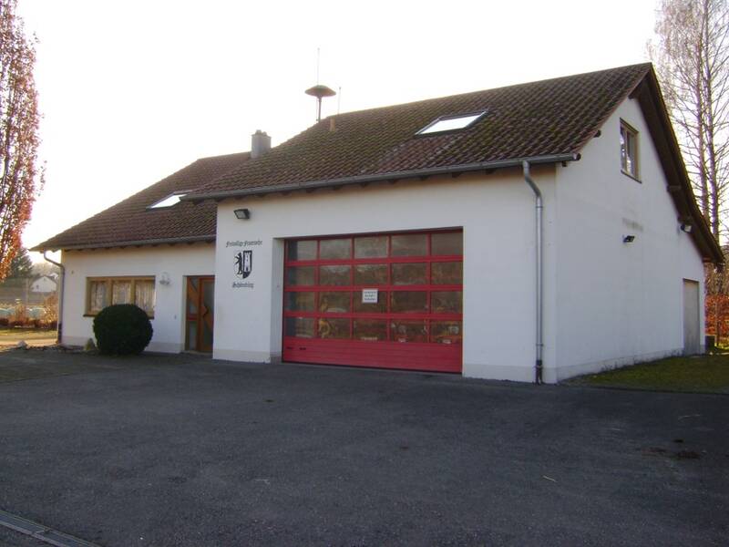 Bild des Feuerwehrgerätehaus in Schönebürg. Rechts ist ein großes Garagentor zu sehen. Links der etwas kleinere Sozialtrakt des Gebäudes.