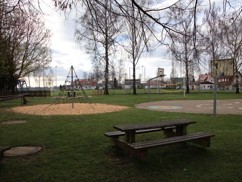 Blick auf den Spielplatz hinter der Grundschule in Schönebürg