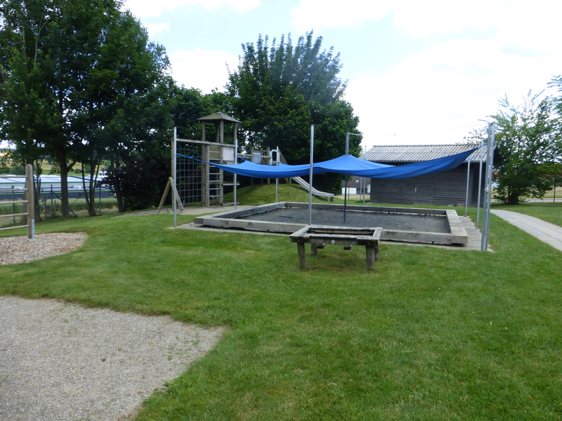 Spielplatz auf einer Wiese