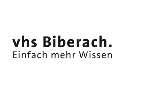 Das Logo der Volkshochschule Bibearch. Ein Schwarzer Schriftzug auf weißem Grund. Erste Zeile: vhs Biberach. Zweite Zeile Einafch mehr wissen.