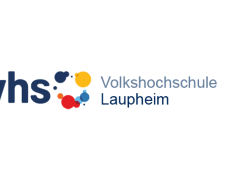 Logo der Volkshochschule Laupheim. links in blau die drei Buchstaben v,h und s. Rechts der Schriftzug Volkshochschule Laupheim in blautönen. dazwischen sind bunte Fabklekse in gelb, blau, rot, orange, grün und weiteren Farben.