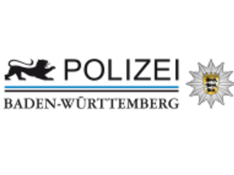 Das Logo der Polizei Baden-Württemberg. oben links ist der nach rechts schauende Löwe von Baden-Württemberg zu sehen. Rechts davon steht der Schriftzug in schwarzen großen Buchstaben: Polizei. Unter diesen beiden Elementen befindet sich ein blauer und ein schwarzer Strich. Darunter ist der schwarze Schriftzug: Baden-Württemberg. Rechts davon ist das Zeichen der Polizei, das Wappen von Baden-Württemberg mit den drei übereinander stehenden Löwen, welches von Sternzacken umgeben ist. 