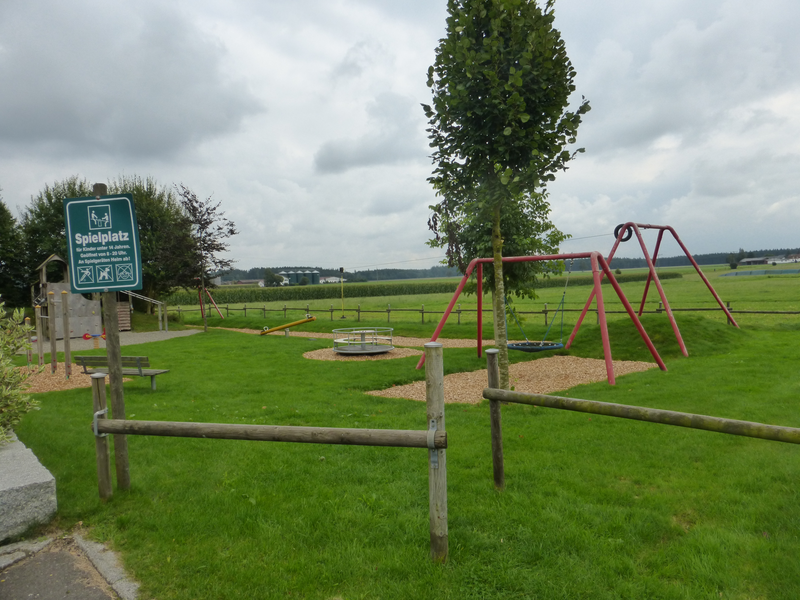 Spielplatz auf einer Wiese