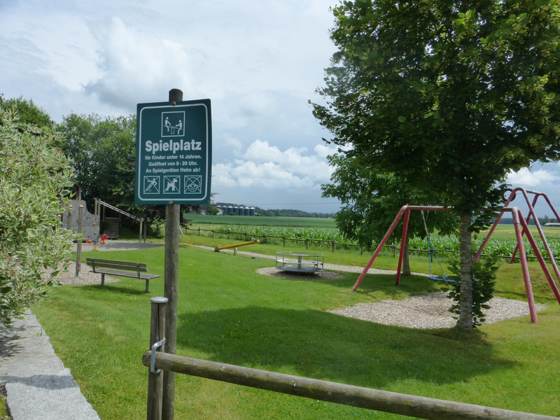 Spielplatz auf einer Wiese