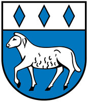 Wappen: Oben ein weißer Balken, darin drei blaue Rauten, darunter auf blauem Grund ein nach links laufendes weißes Schaf.