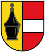 Wappen: In gespaltenem Schild links auf goldenem Grund ein bedeckter schwarzer Becher, rechts mittig weißer Streifen auf rotem Hintergrund.